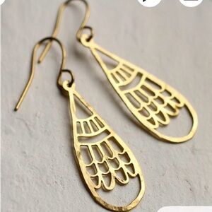 Modern Gold Drop Filigree Scallop Earrings